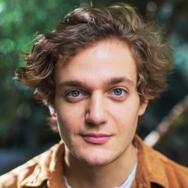 LUCAS ENGLANDER (© Vakat)