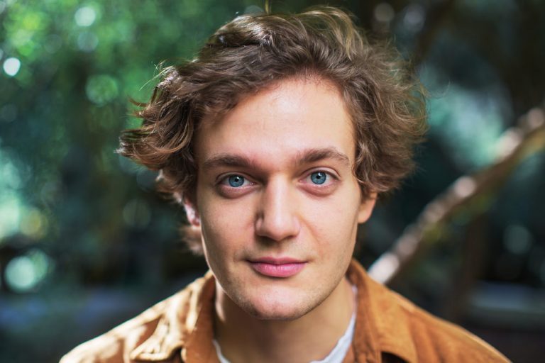 LUCAS ENGLANDER (© Vakat)