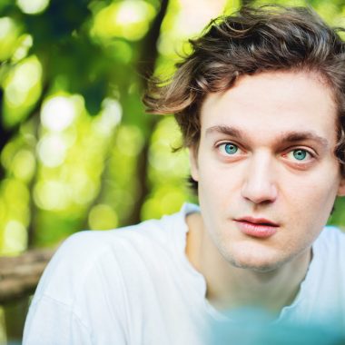 LUCAS ENGLANDER (© Vakat)