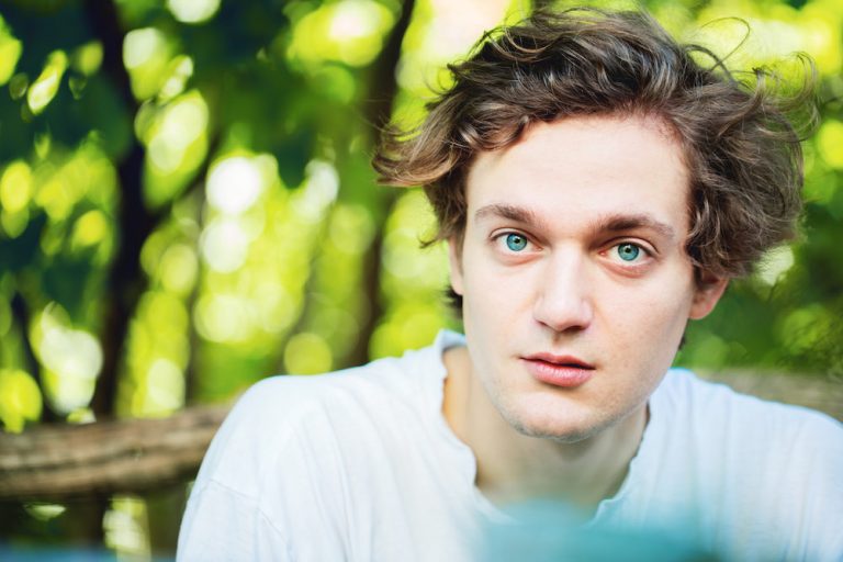 LUCAS ENGLANDER (© Vakat)