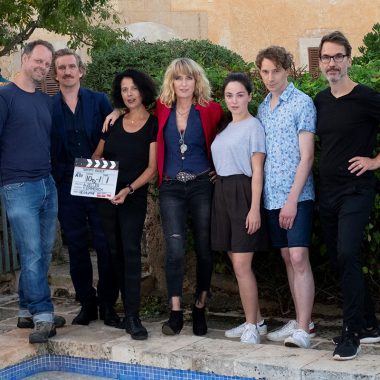 Nachts baden (Drehstartfoto 09.2018) – v.l.n.r.: Florian Emmerich (Kamera), Karsten Mielke (Butzke), Ariane Zeller (Regie), Maria Furtwängler (Pola), Tijan Marei (Jenny), Jonathan Berlin (Kasimir) und Ulrich Stiehm (Produzent)