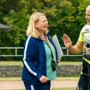 beim-sprungseilwettkampf-gegen-stefanie-diskutiert-bertram-mit-der-unparteiischen-ingrid-100__v-varxl_25d199 Kopie