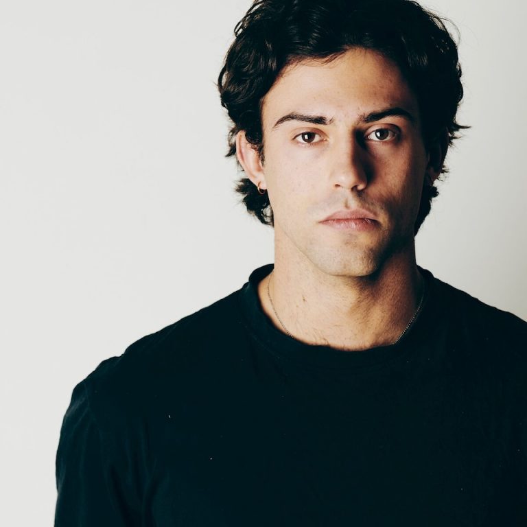 AARON ALTARAS (© nkt studio)